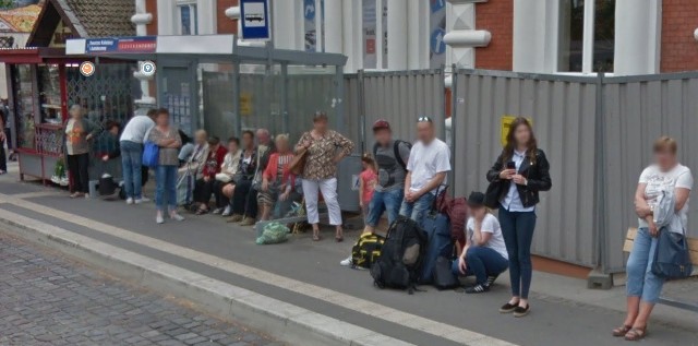 Zobaczcie co robią Słupszczanie. Na kadrach z Google'a można zobaczyć, jakimi rowerami jeżdżą mieszkańcy , jak bardzo lubią rozmawiać z bliskimi, jak trzymają swoje dzieci za rękę. Sprawdź czy też jesteś na tych fotografiach z 2017 roku.Google Street View to przydatna usługa w Mapach Google. Możemy dokładnie zobaczyć miejsce, do którego chcemy trafić, aby szybciej je rozpoznać, kiedy zbliżymy się do miejsca. Ale to także kopalnia wiedzy o tym, jak w ostatnich latach zmieniło się miasto.