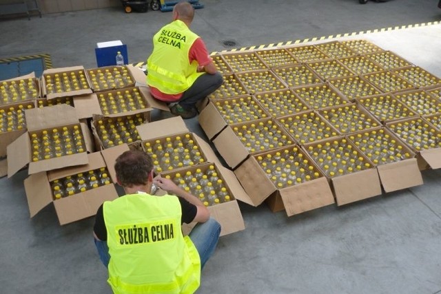 Ponad tysiąc plastikowych butelek z alkoholem przewoził 38-latek ze Szczytna