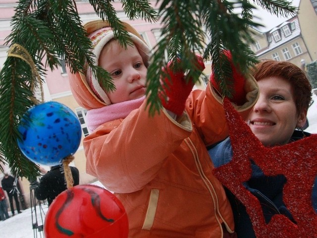 Dwuletnia Malwina Gomółka zawiesiła na choince gwiazdę. Pomagała jej mama Agnieszka Cyraniak-Gomółka.