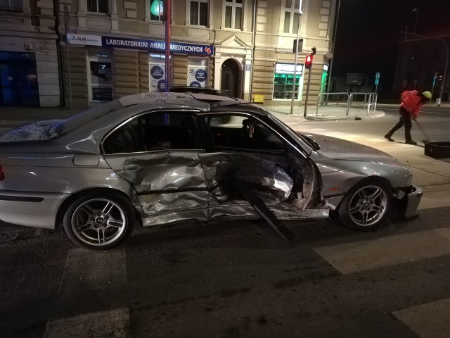 Do zdarzenia drogowego doszło w nocy na ulicy Zwycięzstwa w okolicy PKS w Koszalinie. Zderzyły się dwa samochody osobowe. Według wstępnych informacji to kierowca BMW wymusił pierwszeństwo. Zobacz także: Szczecinek: Wypadek koło Sitna na dk20