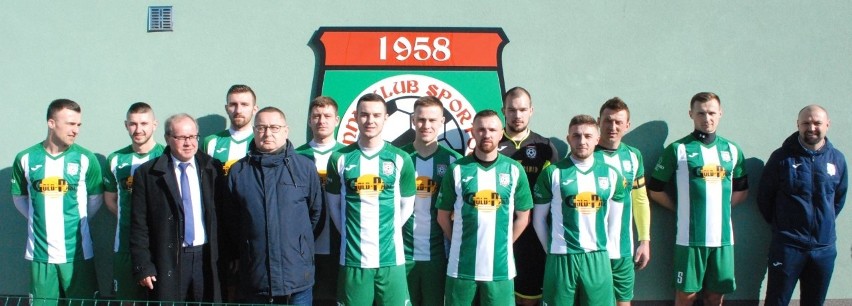 Piłkarze GKS Rudki zagrali z nowymi sponsorami na koszulkach w meczu Hummel IV ligi z Moravią Anna-Bud Morawica