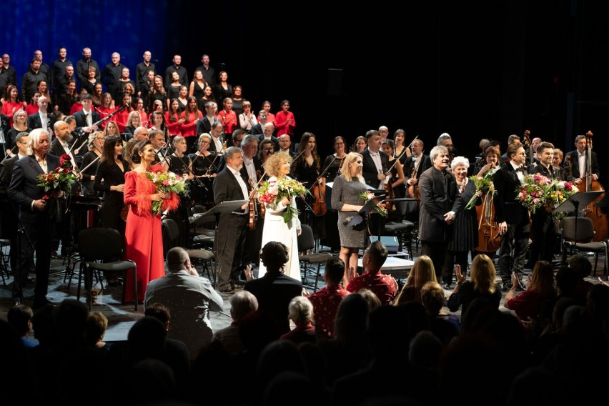 Białostocka publiczność usłyszała Oratorium na Boże Narodzenie. Na scenie pojawili się m.in Andrzej Lampert i Alicja Majewska 