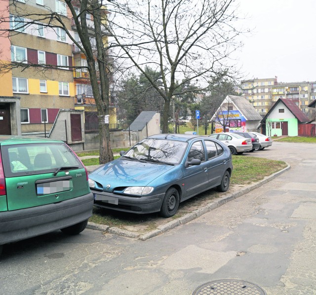 Mieszkańcy zostawiają swoje samochody gdzie się da, między innymi na zieleńcach, poboczach i chodnikach.