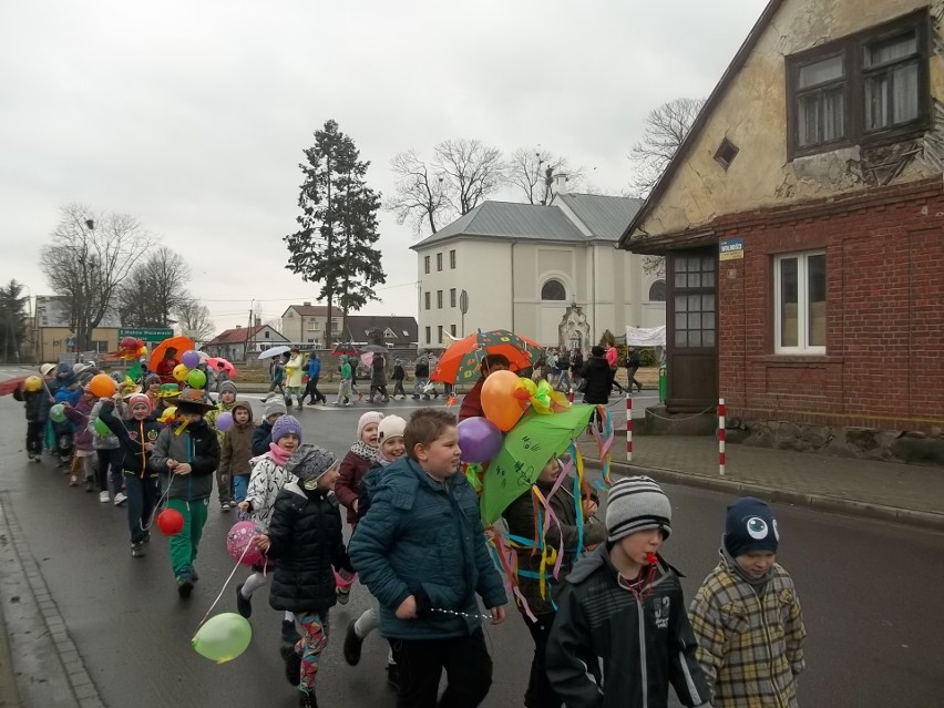 Bębenkami, trąbkami i grzechotkami, radosnymi okrzykami i...