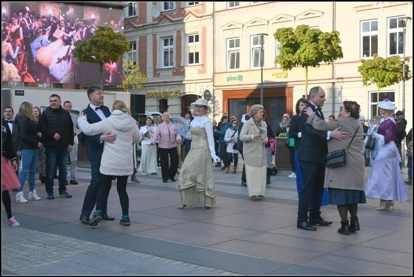 Wspólny taniec na szczecineckim placu Wolności.