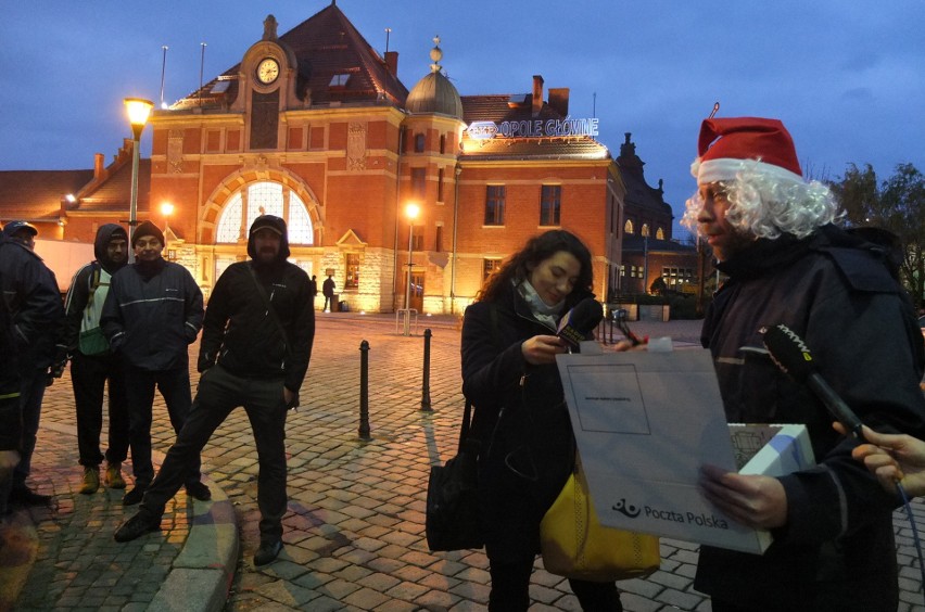 Protest pocztowców w Opolu. Krasnal, osiołek i rózga dla zarządu Poczty Polskiej 