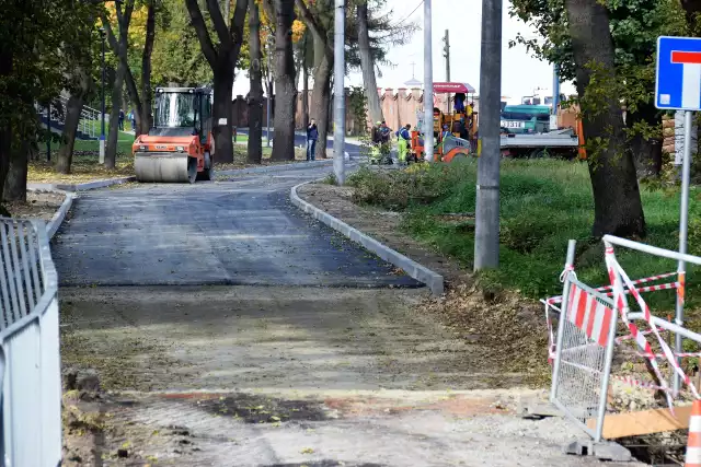 Afaltowa nakładka na 240-metrowym odcinku ul. Sanguszków - przez zabytkowy park, została wylana w października 2018 roku. Prace przerwano po ułożeniu jednej warstwy asfaltu