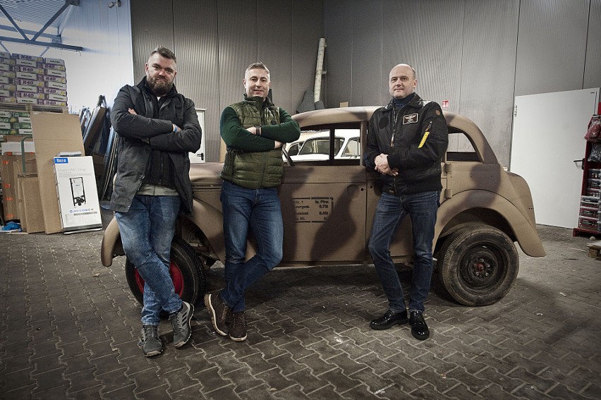 Opel Kadett K38. A przed nim stoją (od lewej): Artur...
