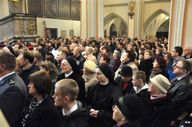 Opole: Msza w katedrze w intencji ofiar katastrofy w Smoleńsku