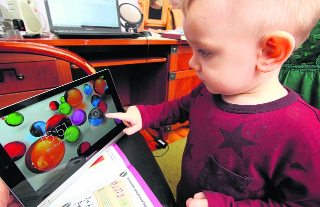 Dwuletni Tymek wcześniej zaczął obsługiwać tablet niż mówić.