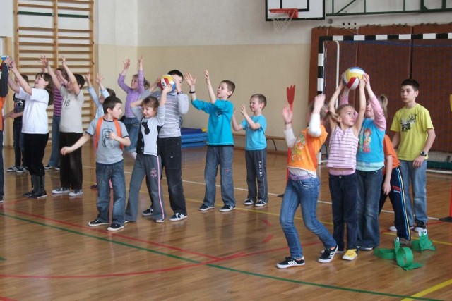 Dzieci uczestniczyły w zawodach sportowych, zorganizowanych na sali gimnastycznej.