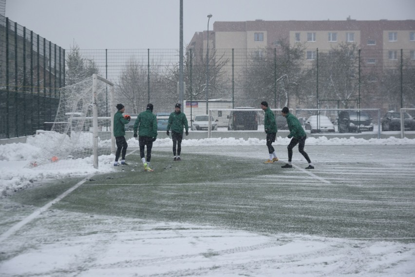 Piątkowy śnieżny trening piłkarzy Radomiaka Radom na boisku ze sztuczną nawierzchnią przy ulicy Rapackiego (Zobacz zdjęcia)
