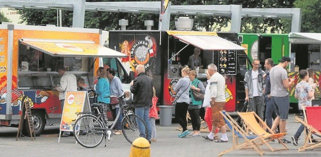W lipcu dwudniowy Zlot Foodtrucków został zorganizowany w Koszalinie przed Galerią Emka. Smakoszy takiej kuchni na kółkach nie brakowało. Zobaczymy, czy amatorów znajdzie w Mielnie.