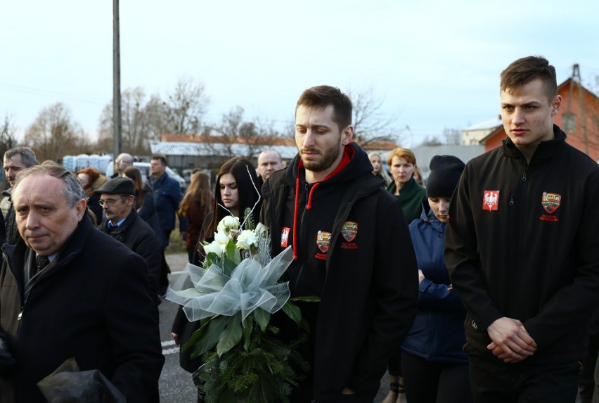 Pogrzeb Dawida Jakubowskiego, maturzysty z Końskich, reprezentanta Polski juniorów w piłce ręcznej odbył się w Żarnowie [ZDJĘCIA]