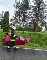 Wypadek w gminie Skała. Samochód osobowy zderzył się z ciężarówką. Ranna kobieta odwieziona do szpitala