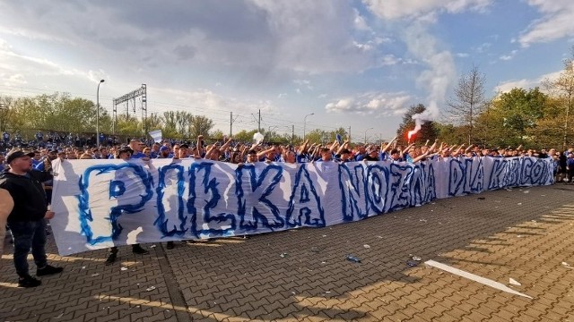 Kibice protestujący przed Stadionem Narodowym.