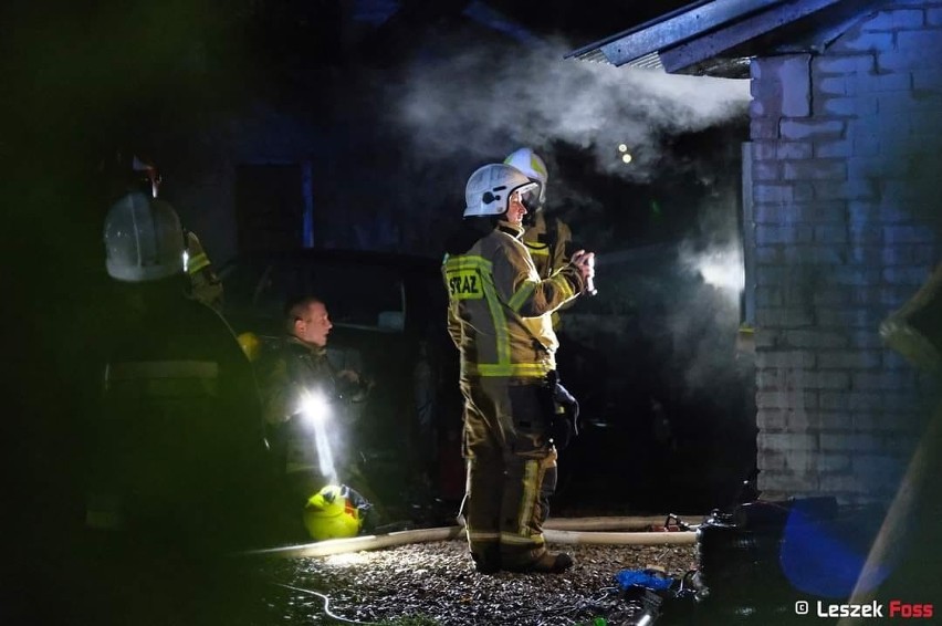 Pożar budynku mieszkalno – gospodarczego w Wierzbicy. 30 tysięcy złotych strat