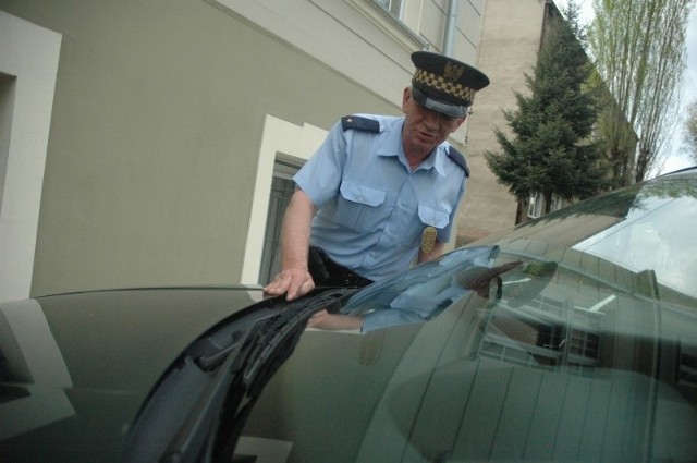 - Zgodnie z zaleceniem zwiększyliśmy częstotliwość kontroli na parkingu pod urzędem - mówi strażnik miejski Zbigniew Makowski. - Sprawdzamy, czy za szybami są ważne bilety parkingowe.