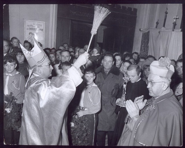 Ksiądz biskup Ignacy Jeż święci wiernych podczas uroczystej mszy świętej w koszalińskiej katedrze (28 października 1972).  