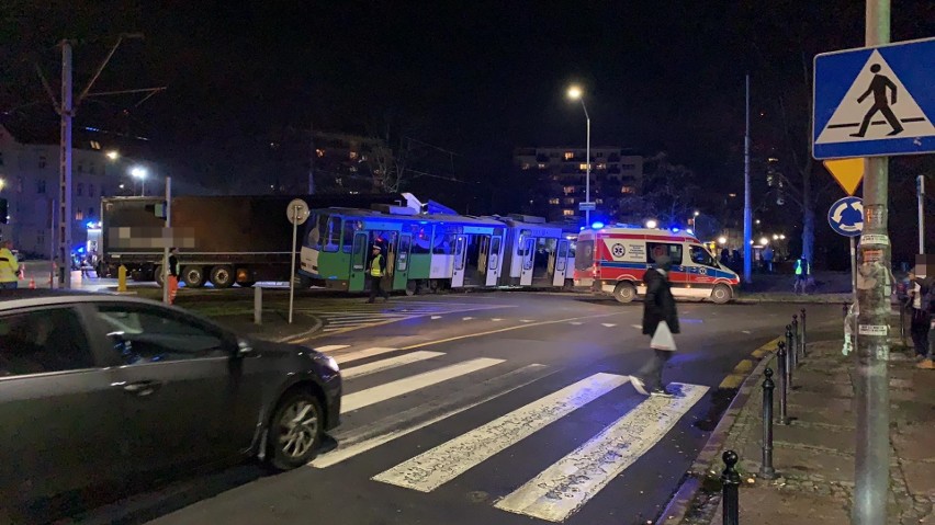 Zderzenie ciężarówki i tramwaju na placu Grunwaldzkim w...