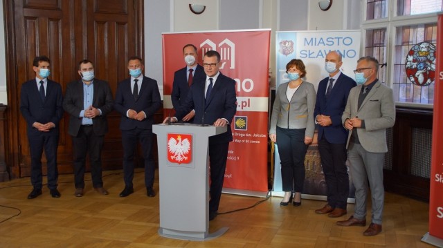 Konferencja prasowa wiceministra spraw wewnętrznych i administracji Pawła Szefernakera w Sławnie