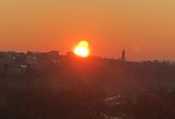 To Kraków, a nie planeta Tatooine. Dwa słońca nad miastem. Niezwykłe zjawisko optyczne można było zaobserwować w piątek o świcie ZDJĘCIA