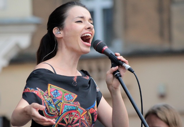 Karolina Skrzyńska z zespołem wystąpiła na Rynku w Grudziądzu.  Promowała płytę „Palcem po wodzie”, która  jest drugim, studyjnym albumem artystki.