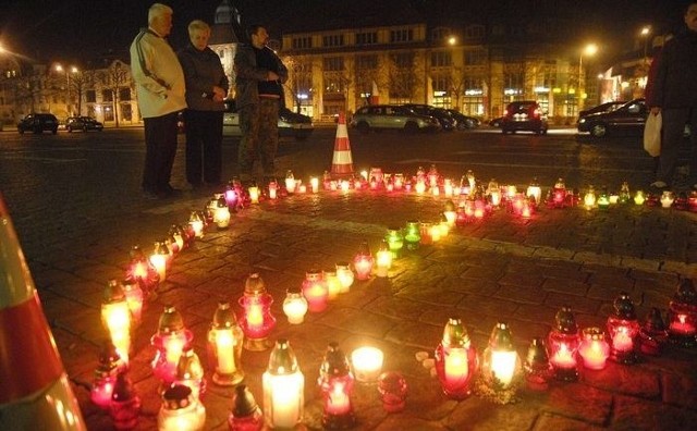 Serce ze zniczy na Placu Zwycięstwa w Słupsku.