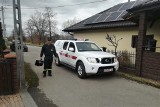 Koronawirus. Strażacy ochotnicy z Tarnobrzega objeżdżają osiedla: Potrzebujesz pomocy? Wywieś biały materiał przed domem 