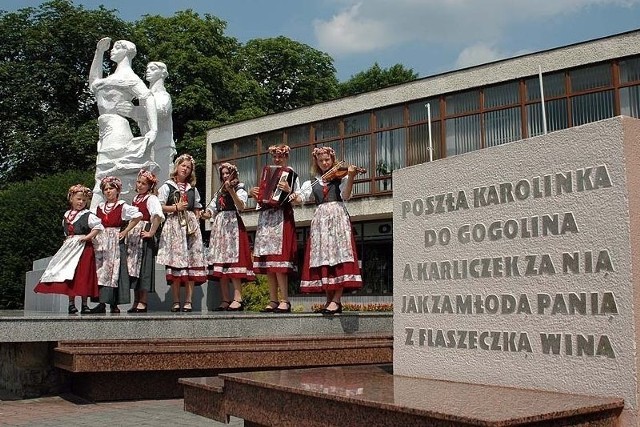 Pomnik Karolinki i Karlika w Gogolinie.