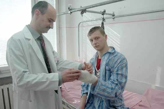Dr Bogdan Naszkiewicz, ordynator oddziału ortopedii jasielskiego szpitala, ze swoim pacjentem Wojciechem Mazurem