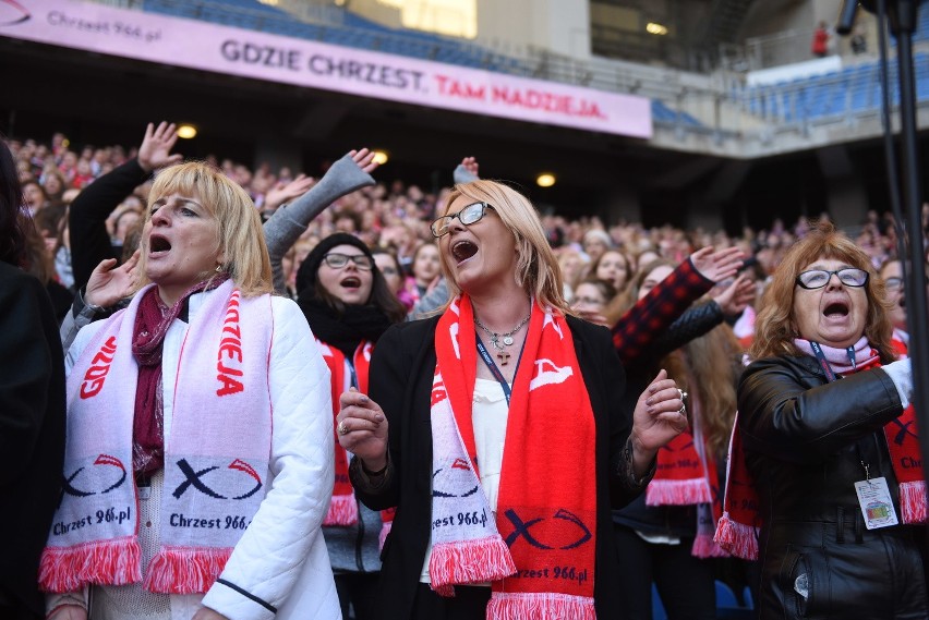 Rocznica chrztu Polski: Na stadion przybywają tłumy