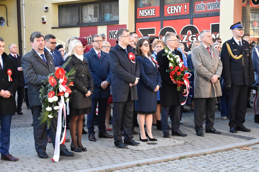 Chrzanów. Samorządowcy złożyli kwiaty pod pod tablicą upamiętniającą patriotów walczących o wolną i niepodległą Polskę [ZDJĘCIA]