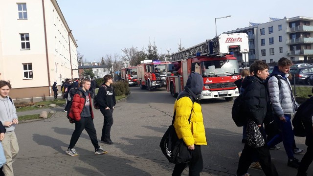 W czwartek przed południem przed budynek Zespołu Szkół Spożywczych przy ulicy Grunwaldzkiej w Toruniu przyjechały na sygnale trzy wozy straży pożarnej. Strażaków zaalarmował system monitoringu.- Na szczęście okazało się, że to tylko awaria czujki, alarm był fałszywy - mówi kapitan Przemysław Baniecki, oficer prasowy Komendy Miejskiej Państwowej Straży Pożarnej w Toruniu.