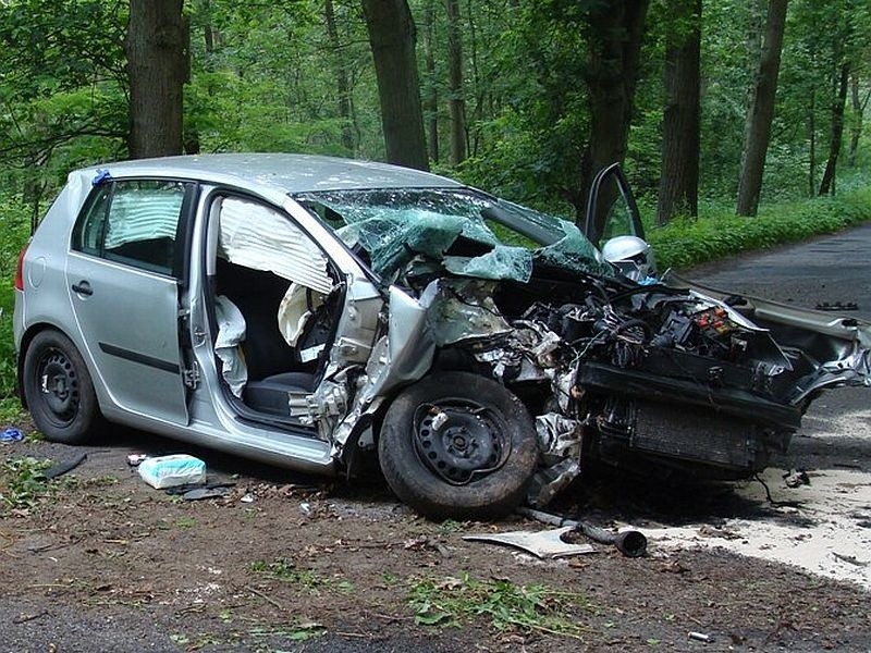 Samochód wpadł w poślizg i uderzył w rosnące przy drodze...