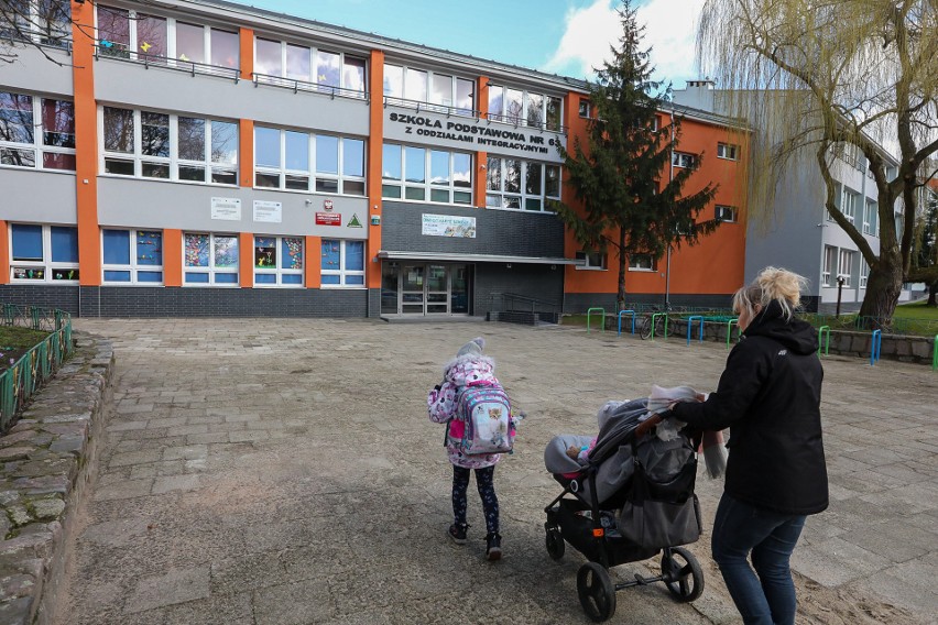 Szczecin. Uczniowie częściowo wrócili do szkół na nowych zasadach. Jak to wygląda?