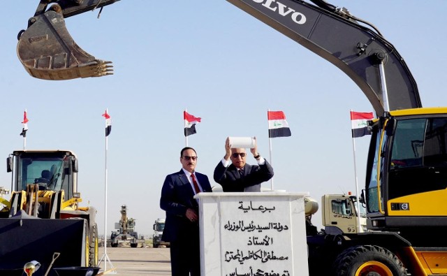 Premier Mustafa al-Kadhemi podczas inauguracji odbudowy lotniska
