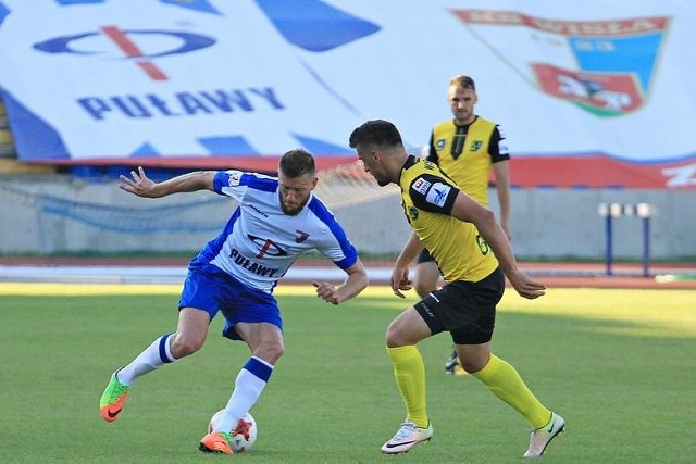 Piłkarze Siarki Tarnobrzeg (żółte stroje) mieli w Puławach olbrzymie powody do zadowolenia.