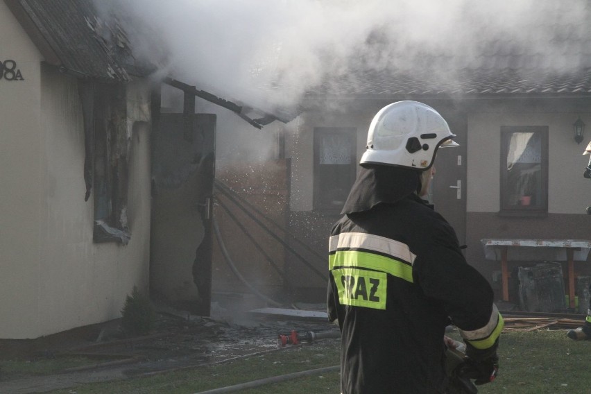 Radlin, gmina Górno. Pożar butli z gazem w domu mieszkalnym, jedna osoba ranna [ZDJĘCIA]