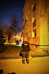 Strażacy wybili okno, by ratować mężczyznę
