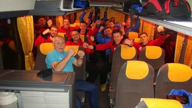 Ostatnio nasi szczypiorniści sporo czasu spędzają w podróży. To zdjęcie wykonane w busie po meczu z Gwardią Opole.