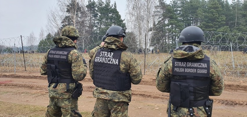 Kolejne próby forsowania granicy w Podlaskiem. Pogranicznicy odpierali ataki migrantów w Czeremsze 