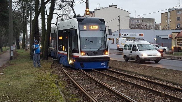 Na Nakielskiej w Bydgoszczy tramwaj linii nr 3 wypadł z szyn. Pasażerowie korzystają z komunikacji zastępczej