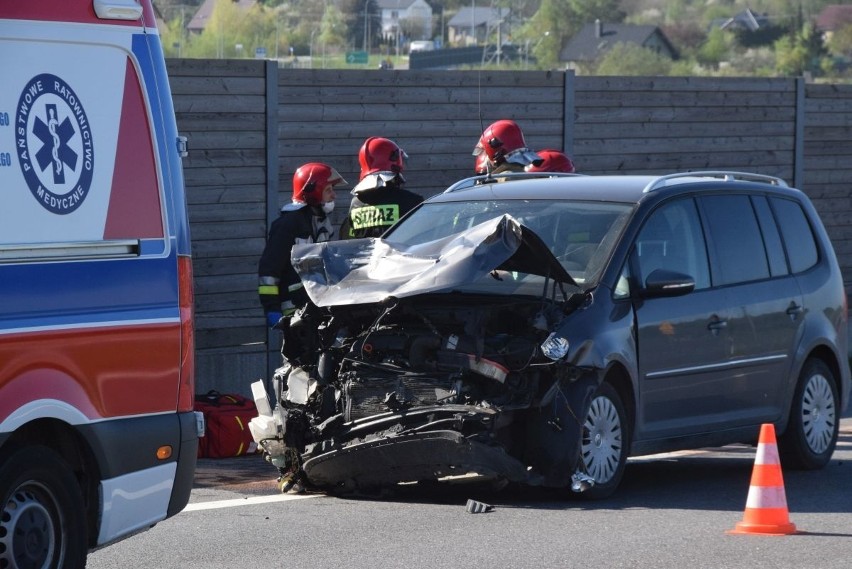 Wypadek na drodze krajowej S7 w Radkowicach. Zderzyły się dwa samochody osobowe