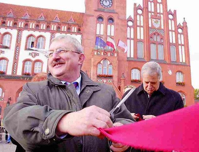 January Senko (po lewej), szef słupskiego MZK, przecina wstęgę na nowym autobusie. Nieco później pojazd trafił na parking firmy. Spędzi tam przynajmniej dwa miesiące.