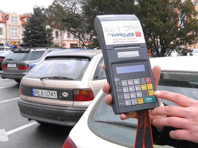 Pomysł wprowadzenia płatnej strefy chwalą petenci instytucji i urzędów, którzy mogą wreszcie zaparkować w centrum miasta.