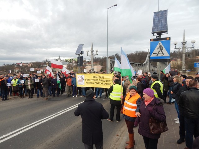 W poniedziałek 8 lutego mieszkańcy zablokowali most na Odrze w Krośnie Odrzańskim. Wten sposób chcą wywalczyć inwestycję dla miasta. To pierwszy z kilku protestów.Na przejściu dla pieszych przy ul. Ariańskiej pojawiło się około 200 osób. Protestujący ustawili się na pasach, blokowali most przez 10 minut, później przepuszczali kierowców i po kolejnych 10 minutach ponownie wchodzili na pasy.Mieszkańcy, którzy zgromadzili się przy moście przyznają, że to jedyny sposób, aby zwrócić uwagę na zaistniały problem. - Mieszkamy niedaleko przeprawy nad Odrą. Duży ruch jest dla nas bardzo uciążliwy, zwłaszcza gdy przejeżdżają ciężarówki. Latem w mieszkaniu nie otwieramy okien przez hałas - opowiada Andrzej Lewandowski.Więcej we wtorek 9 lutego na plus.gazetalubuska.pl [także więcej zdjęć i materiał wideo]