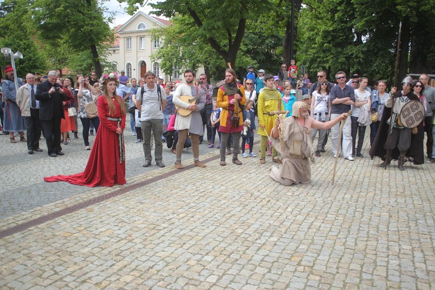 Ostrów Tumski: Dobrawa poślubiła księcia Mieszka [ZDJĘCIA,...