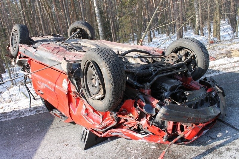 Poważny wypadek pod Olesnem na drodze 901. BMW koziołkowało...