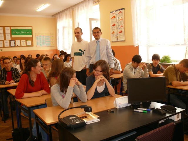 Były uczeń Wojciech Sabat i doktor Mariusz Próchniak wśród licealistów.